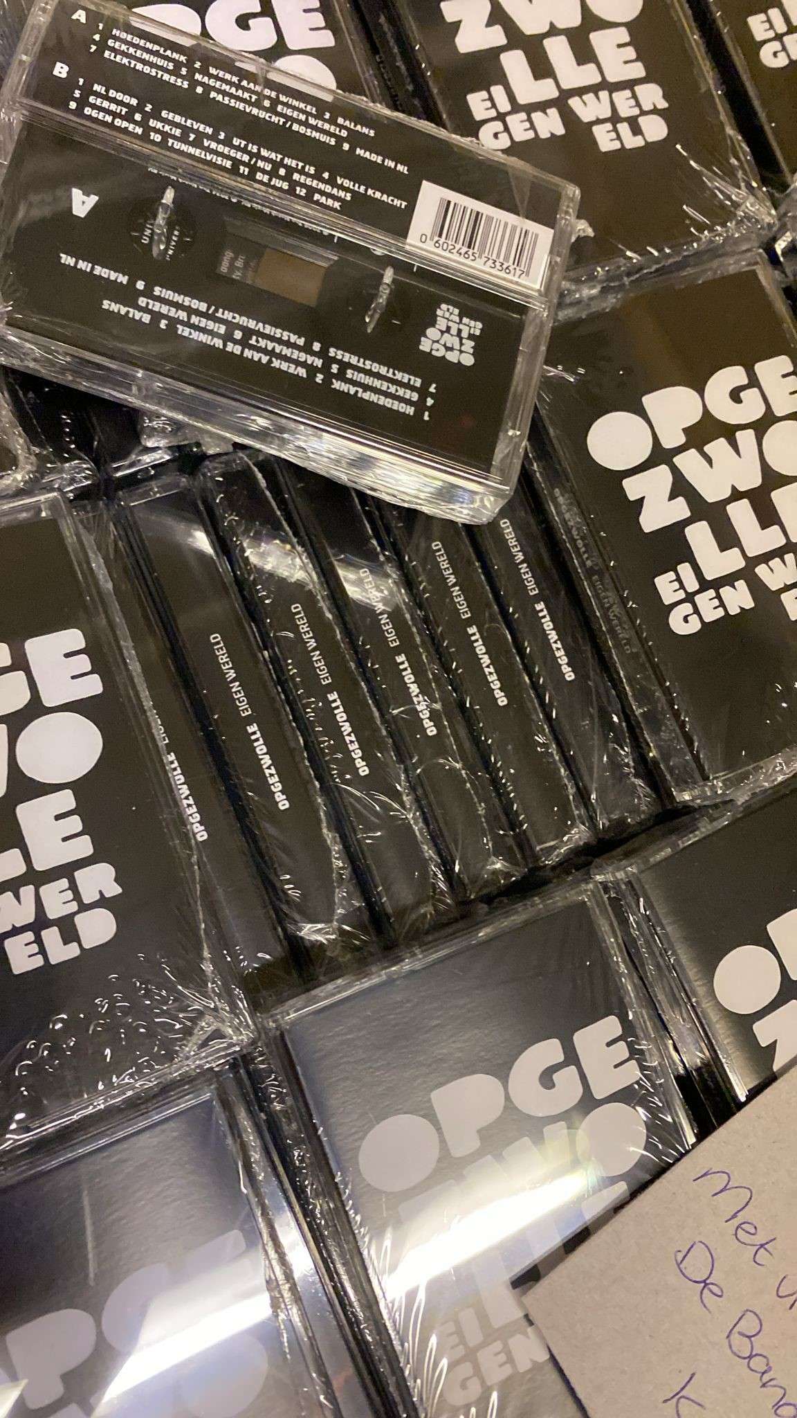 OPGEZWOLLE - EIGEN WERELD -CASSETTE-