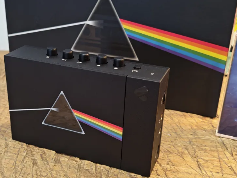 CASSETTE SPELER - PORTABLE BT CASSETTE PLAYER PINK FLOYD SPECIAL EDITION